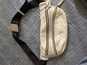 화이트 가죽 바디백 마스터피스