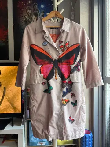 say 나비 프린트 트렌치코트