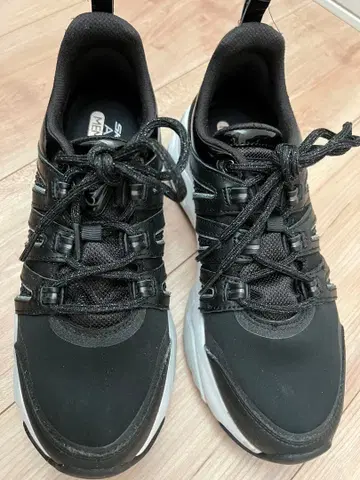 Skechers 블랙 스니커즈