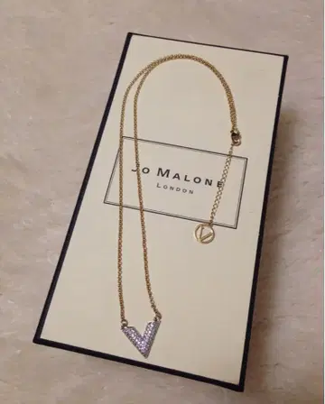 새상품 V자형 목걸이