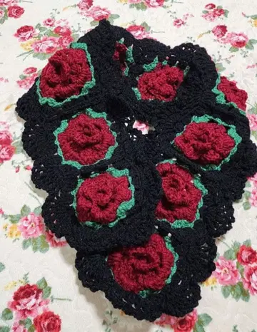 입체 장미 모티브 니트 프릴 머플러 포테치노 사에라 지우