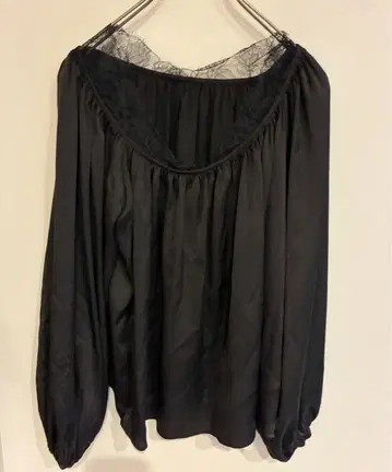 노블 레이스 도킹 개더 블라우스 블랙