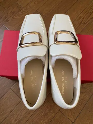 버클 달린 화이트 로퍼