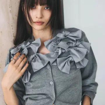 노스탤지어 리본 상의 그레이