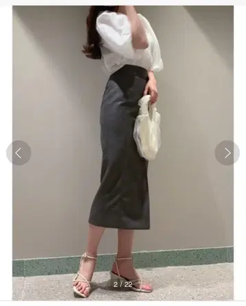 그레이 타이트 스커트 슬릿