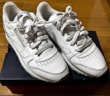 Reebok 화이트 가죽 스니커즈
