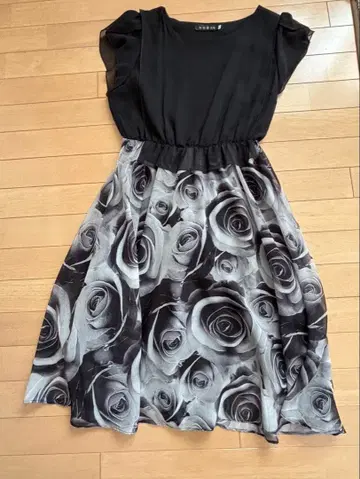 이란 디자인 반팔 무릎 기장 원피스 블랙과 그레이 장미 무늬