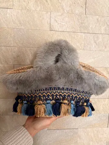 퍼 달린 태슬 핸드백