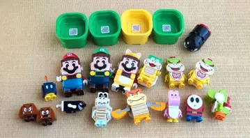 마리오 피규어와 레고 부품 세트