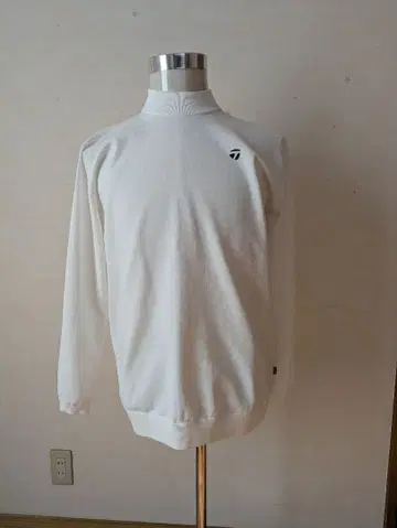 TaylorMade 화이트 하이넥 셔츠 브랜드 로고 포함
