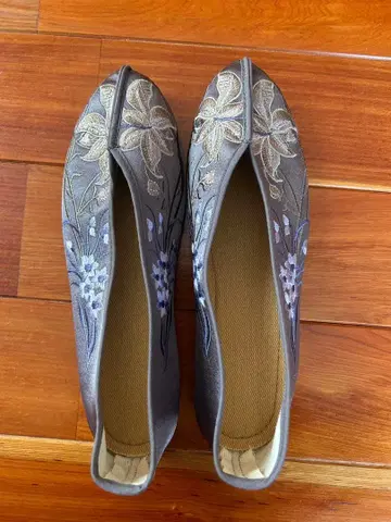 그레이 꽃무늬 자수 차이나 신발