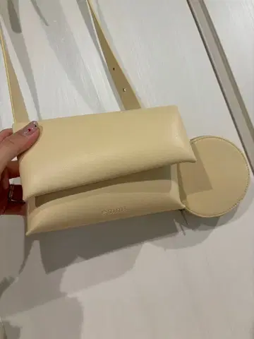 크림색 숄더백 emmi