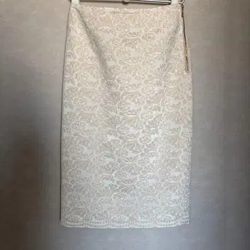 아이보리 레이스 무늬 타이트 스커트