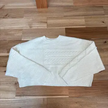 KBF 화이트 니트 스웨터