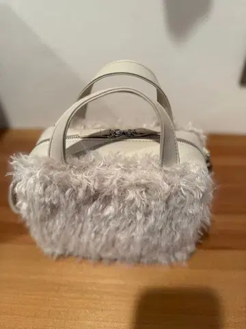 현행 판매상품 모노콤사 퍼 미니 보스턴 숄더백 화이트 계열