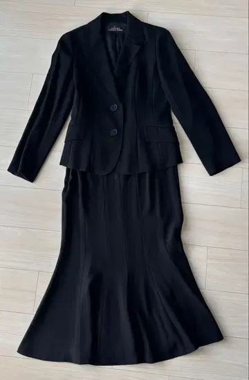 블랙 정장 자켓 & 스커트 세트