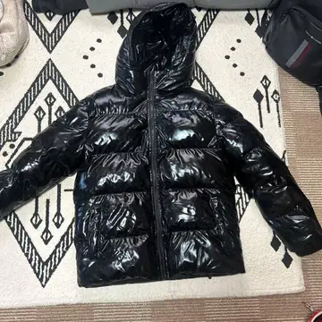 광택이 나는 블랙 후드 부착 다운 자켓