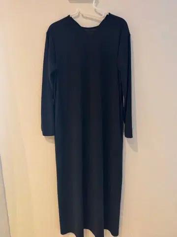 라디에이트 블랙 롱 원피스 슬릿