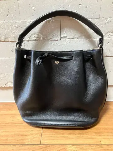 ANYA HINDMARCH 프린지 핸드백 블랙