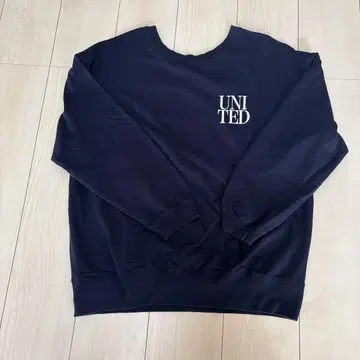 치농 맨투맨 네이비 로고 프린트