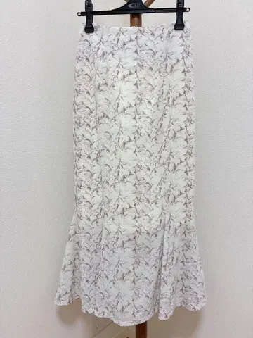 [ 미사용 새상품 ] 마제스틱 레곤 꽃무늬 머메이드 스커트 M 사이즈
