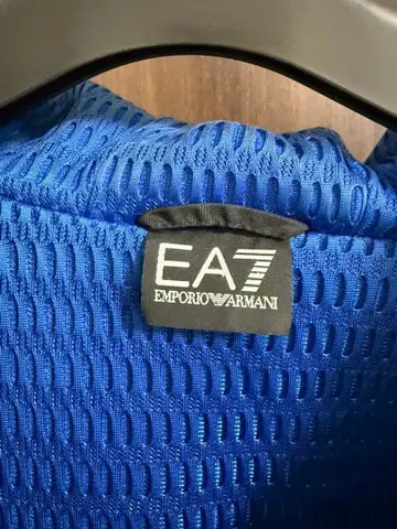 EA7 Emporio Armani 후드 부착 자켓 블랙/블루
