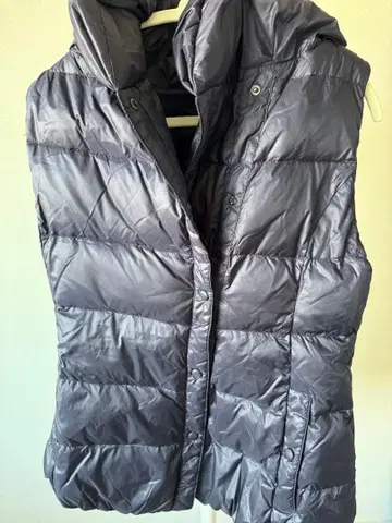 [ viacielo ] 다크 그레이 후드 부착 다운 베스트