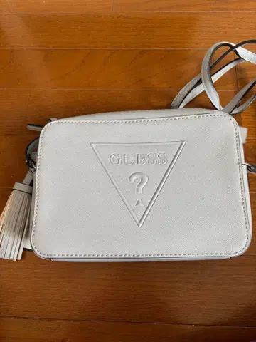 GUESS 엠보싱 로고 백