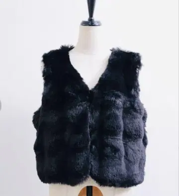 블랙 컬러 퍼 베스트