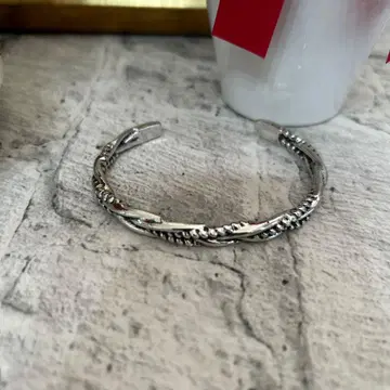 실버 트위스트 디자인 팔찌
