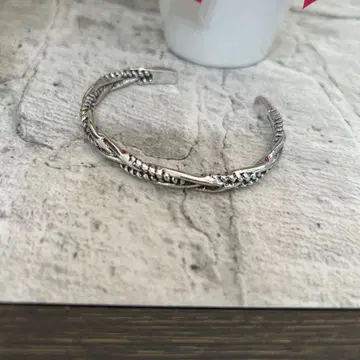 실버 트위스트 디자인 뱅글