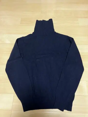BEAMS 네이비 터틀넥 니트