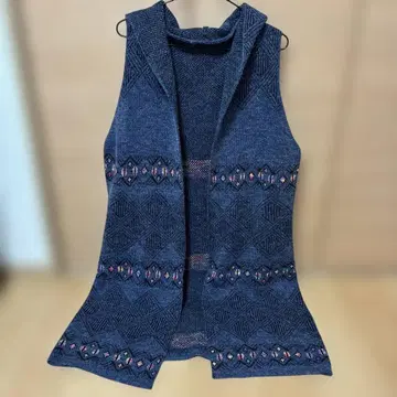 다크 블루 후드 부착 니트 베스트