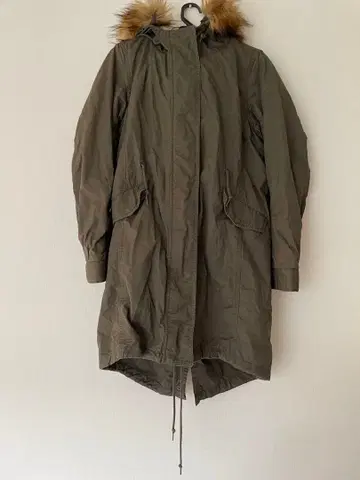 백 넘버 퍼 달린 모즈 코트