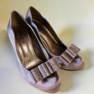 탈부착 리본 포함 새틴 핑크 베이지 펌프스