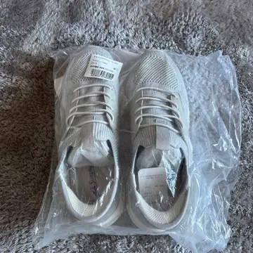 화이트 메쉬 스니커즈