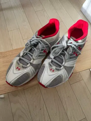 언더 아머 신발 화이트/실버/레드