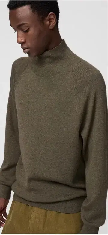 UNIQLO U 하이넥 스웨터 올리브