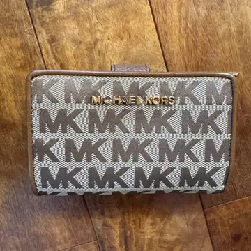 [새상품급] MICHAEL KORS MK 로고 이단 접이식 지갑