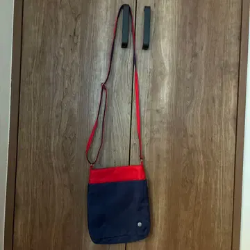 키타무라 네이비와 레드 숄더백