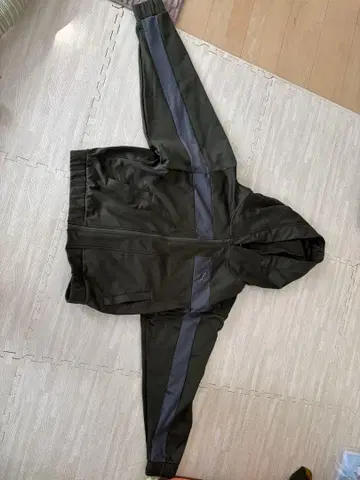 Puma 다크 그린 후드 부착 자켓