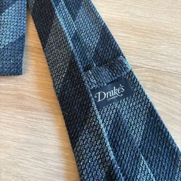 Drake's 그레이 계열 체크 무늬 넥타이