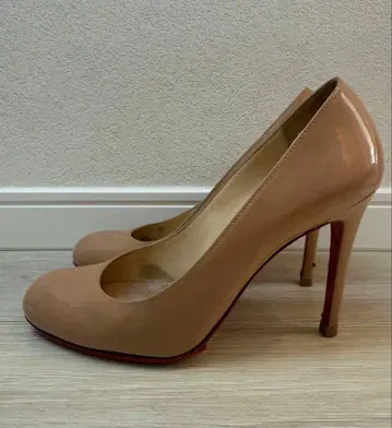 [ 최종 가격 인하 ] 크리스찬 루부탱 베이지 오픈토 하이힐 빨간색 밑창