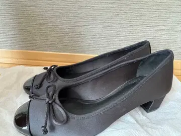 리본 포함 블랙 펌프스