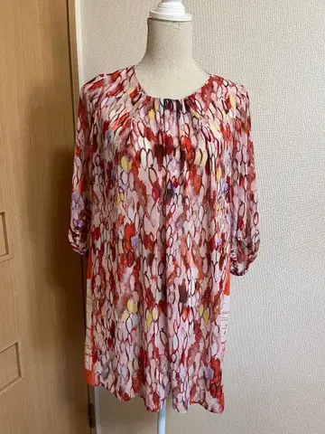 유마 코시노 빨간색 계열 추상 무늬 튜닉