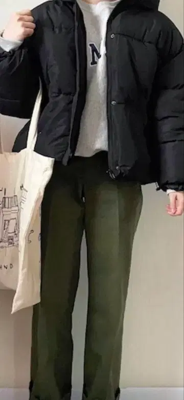 후드 부착 블랙 다운 자켓