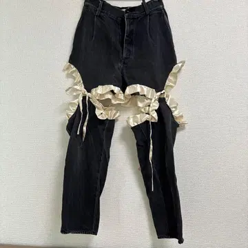 liLlily 리본 포함 프릴 디자인 블랙 데님 팬츠