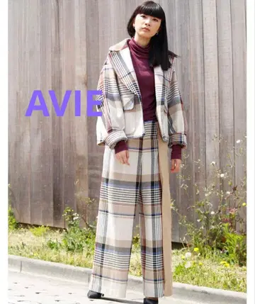 AVIE 멀티 체크 턱 팬츠