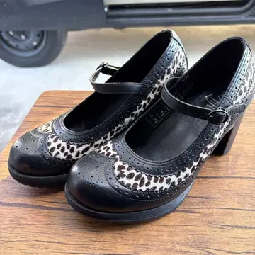 used 닥터마틴 힐 펌프스 25cm 달마시안 송치