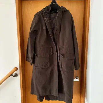 브라운 후드 부착 롱 모즈 코트